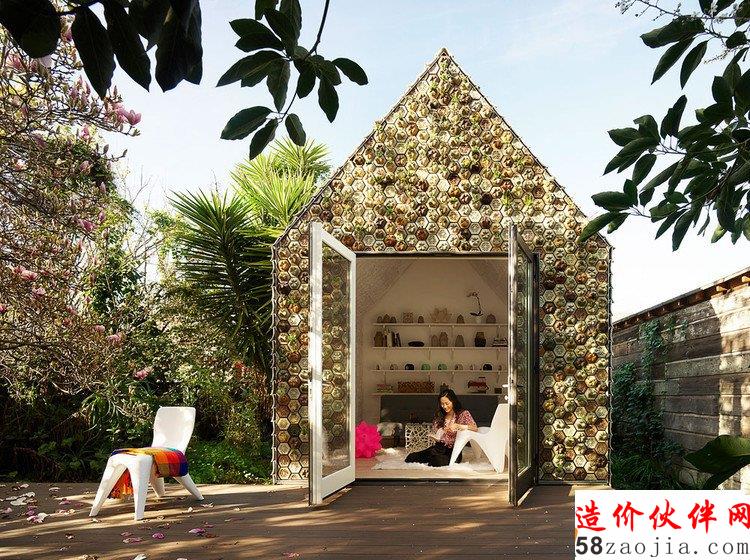 λWڻՏU3Dӡ4500KɴuԼҺԺġݡ, The cabin is integrated into the landscape thanks to the hundreds of succulents and air plants that comprise the facade and are held by the 3D-printed hexagonal planter tiles. 3D-printed chairs and tables, also designed by Emerging Objects, serve as both indoor and outdoor furniture. DƬ  Matthew Millman